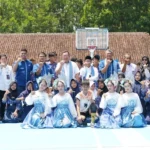 Jajaran Yayasan Astra - Yayasan Pendidikan Astra Michael D. Ruslim dan Asuransi Astra, Kepala SMPN 3 Leuwidamar, serta siswa binaan berbagi senyum dan semangat yang sama untuk melangkah menuju masa depan yang lebih baik. (Istimewa)
